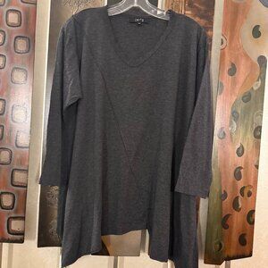 Comfy Women's oversized top - V-neck, uneven hemline, 3/4 sleeves, Size M